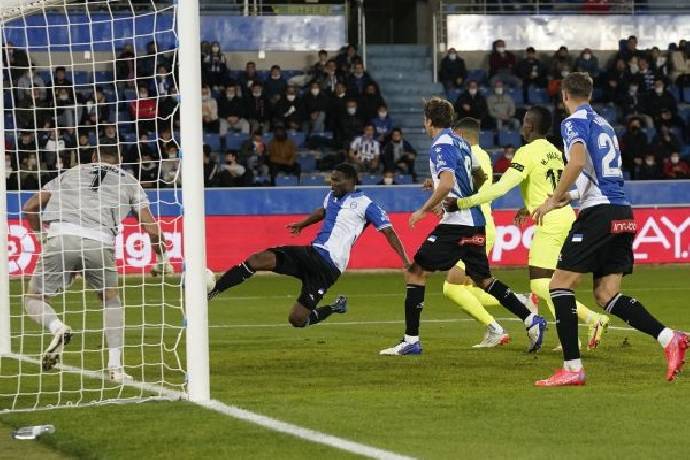 Soi kèo phạt góc Elche vs Alaves, 20h00 ngày 5/2