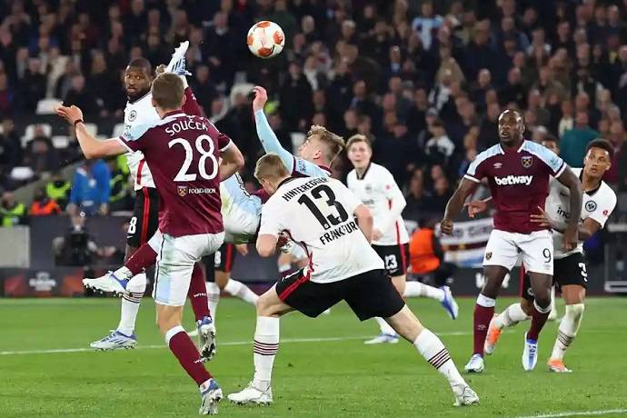 Soi kèo phạt góc Eintracht Frankfurt vs West Ham, 2h00 ngày 6/5