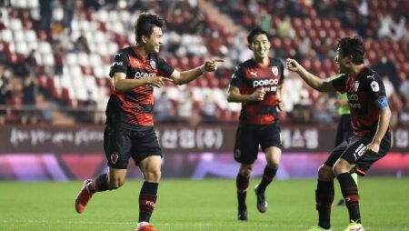 Soi kèo phạt góc Pohang Steelers vs Seoul, 14h30 ngày 3/4