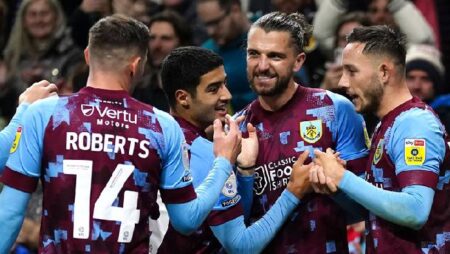 Soi kèo bóng đá Anh hôm nay 29/10: Burnley vs Reading