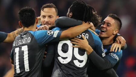 Soi kèo phạt góc Napoli vs Ajax, 23h45 ngày 12/10