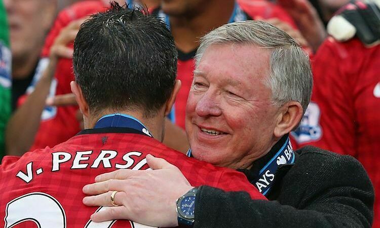 Dù chỉ làm việc chung một năm, Van Persie đánh giá rất cao Alex Ferguson. Ảnh: Reuters.