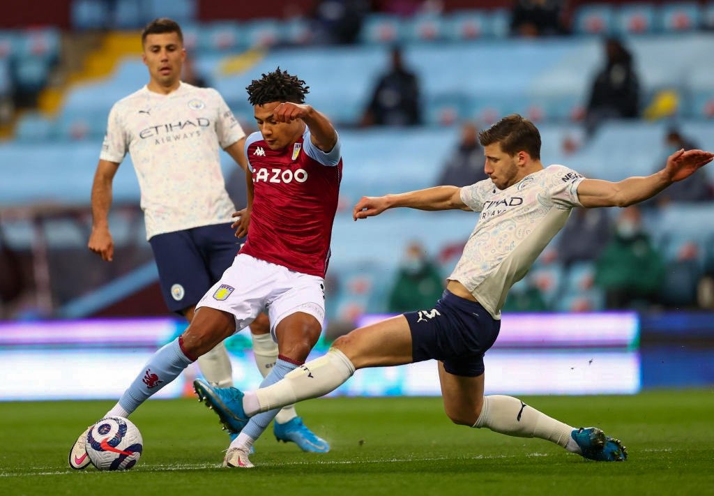 Ruben Dias (phải) mới gia nhập, nhưng ngay lập tức trở thành hòn đá tảng, thủ lĩnh hàng phòng ngự Man City. Ảnh: PA