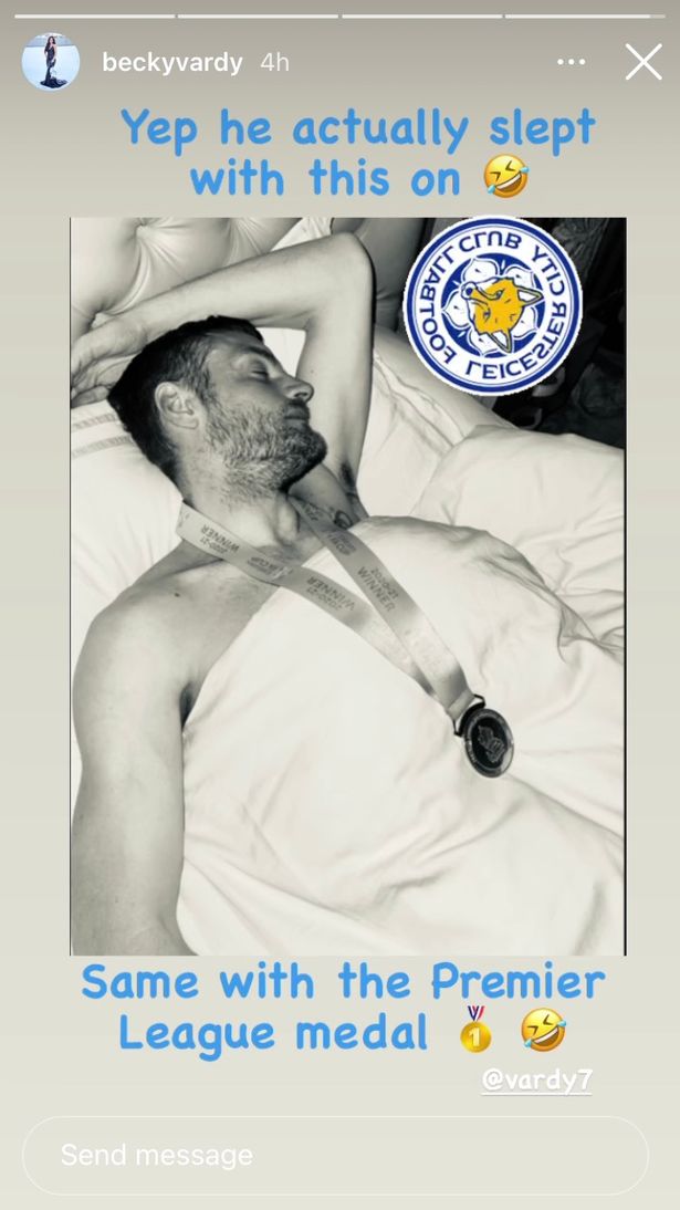 Vardy ngủ ngon lành với huy chương vô địch Cup FA đeo trên cổ trong chia sẻ của bà xã Rebekah.