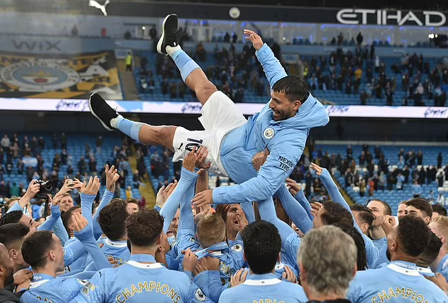 Các cầu thủ Man City,tung hô Aguero trong trận cuối Ngoại hạng Anh 2020-2021.