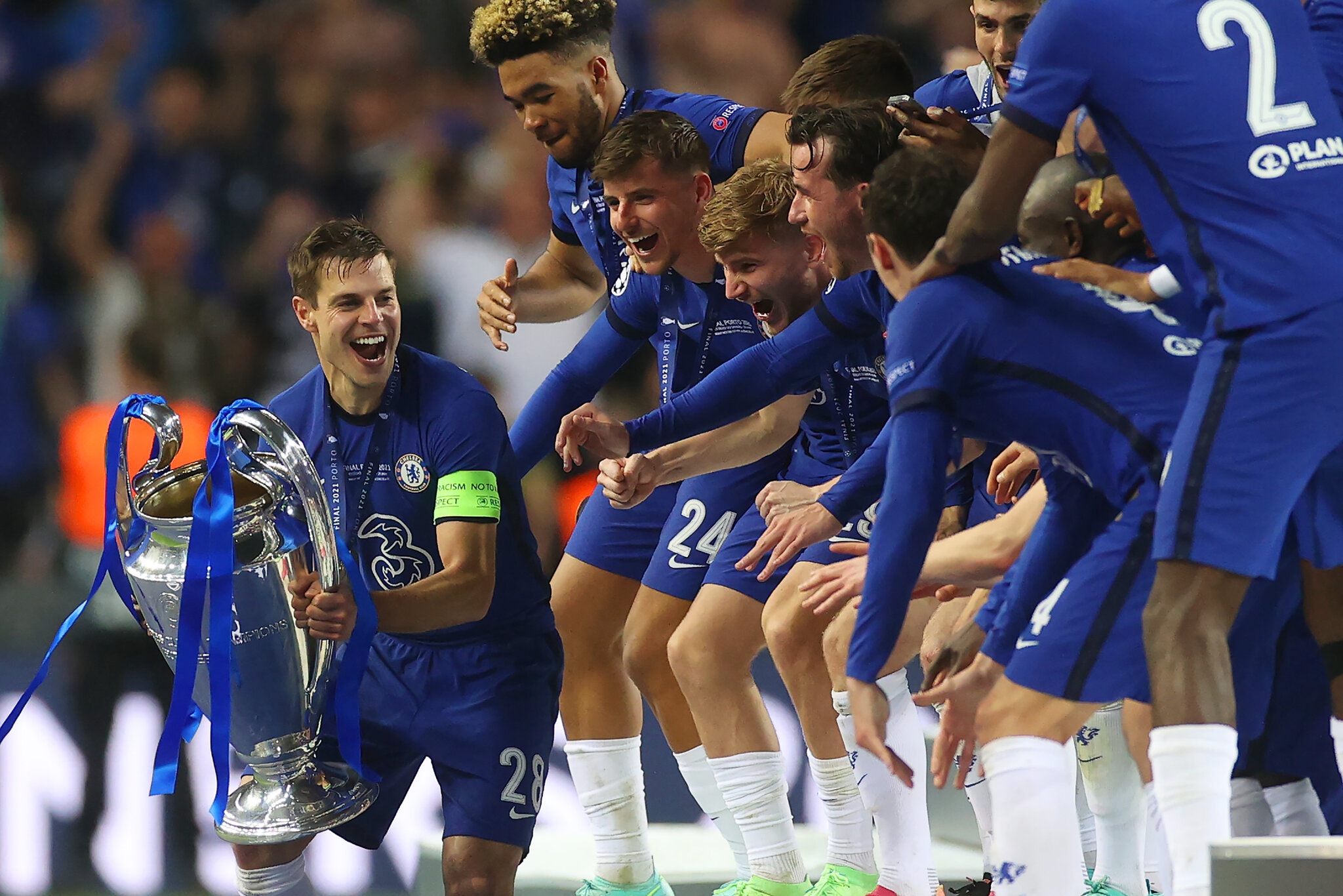 Azpilicueta cùng các đồng đội chuẩn bị nâng Cup Champions League sau trận chung kết tại Dragao, Porto hôm 29/5. Ảnh: NY Times